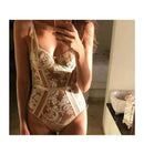 Madame — Body intero in pizzo elastico con scollatura profonda
